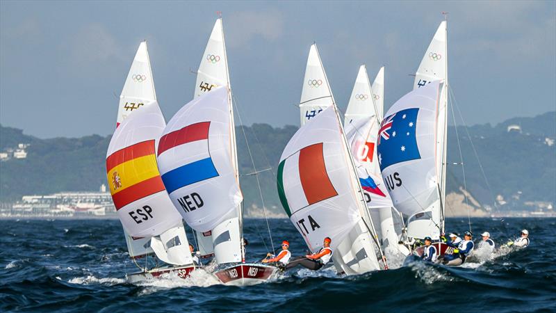 Tokyo2020 - Day 4 - July, 28, - Enoshima, Japan. The paleton charge for the finish - Womens 470 - photo © Richard Gladwell - Sail-World.com / nz