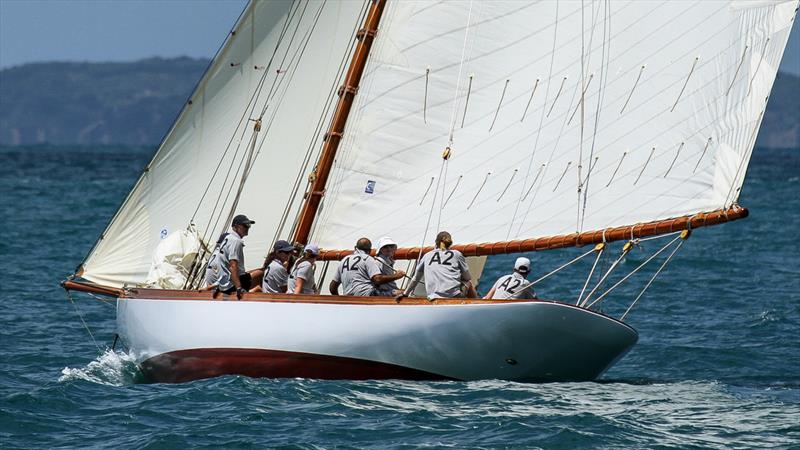 Rawhiti heads for the windward mark - Mahurangi Regatta - January 29, 2022 photo copyright Richard Gladwell - Sail-World.com/nz taken at  and featuring the Classic Yachts class