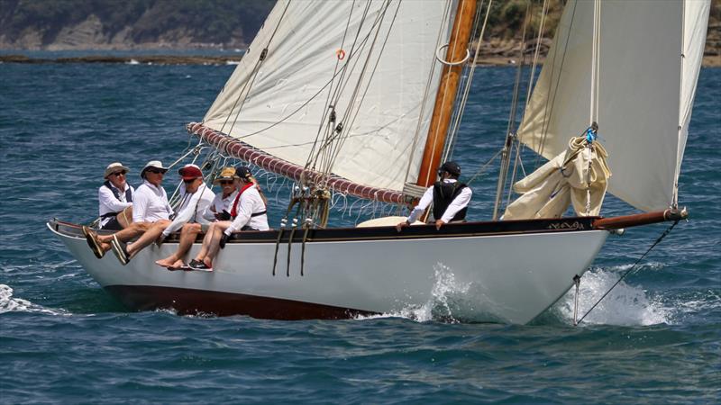 Rainbow (A7 - Logan 1895) in Kawau Bay - Mahurangi Regatta - January 29, 2022 - photo © Richard Gladwell - Sail-World.com/nz