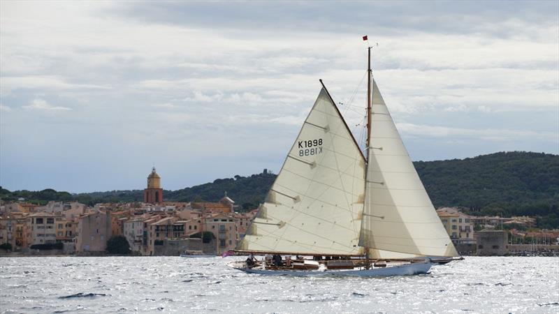 Kismet crossing the line in the Gstaad Yacht Club Centenary Trophy 202 - photo © Juerg Kaufmann / GYC