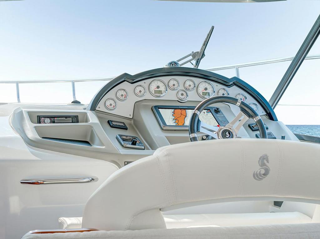 Functional, sleek and also ergonomic – lower helm station of the Beneteau Antares 42. © Event Media