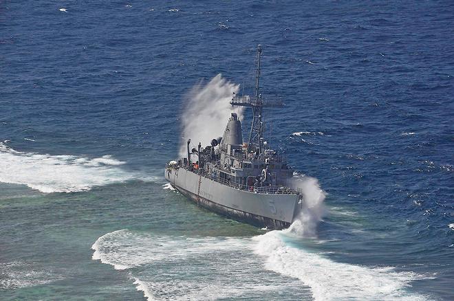 USS Guardian getting smashed by waves over Tubbataha Reefs. © US Navy