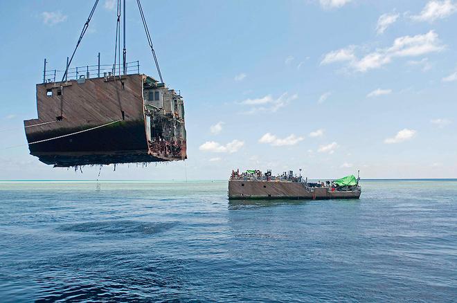 Removed piece by piece – USS Guardian. © US Navy