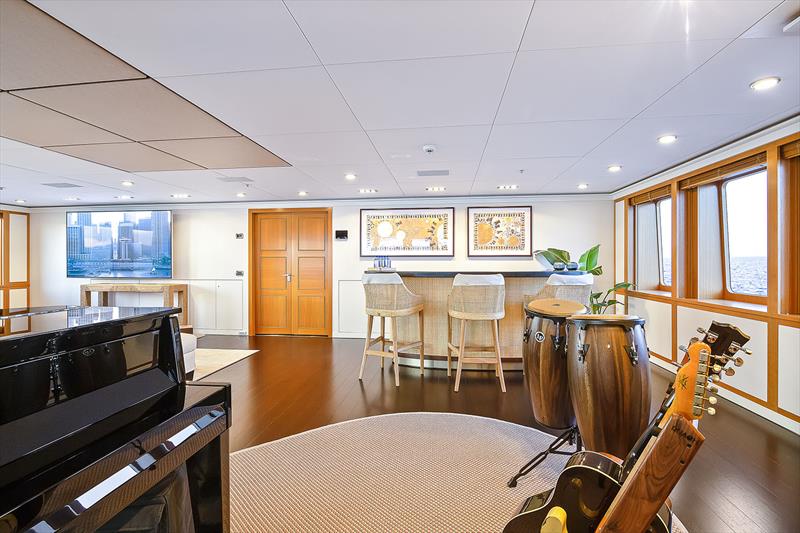 Jamming in the Skylounge on board B2 - photo © Hill Robinson